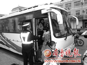 報(bào)廢客車(chē)冒充校車(chē)還超載