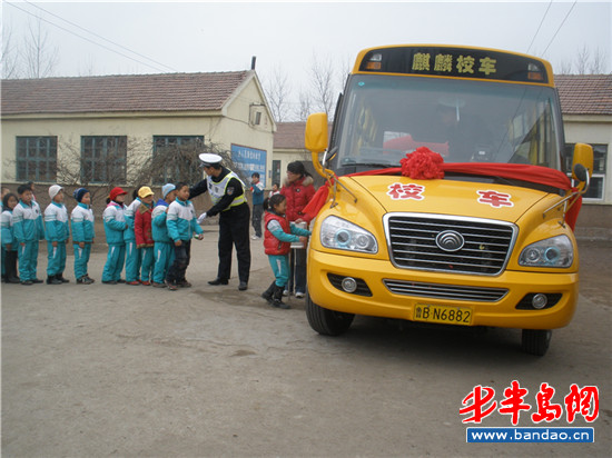 “大鼻子”校車開進(jìn)膠州 包月費(fèi)比市區(qū)便宜近半 “大鼻子”校車開進(jìn)膠州 包月費(fèi)比市區(qū)便宜近半
