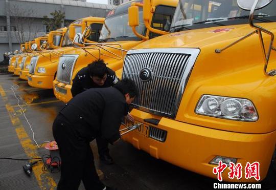 江蘇:首次大規(guī)模采購35輛“大鼻子”校車 順利上牌(圖) 江蘇:首次大規(guī)模采購35輛“大鼻子”校車 順利上牌(圖)
