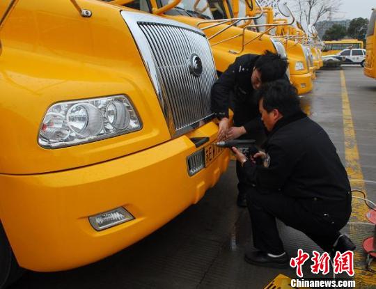 江蘇:首次大規(guī)模采購35輛“大鼻子”校車 順利上牌(圖) 江蘇:首次大規(guī)模采購35輛“大鼻子”校車 順利上牌(圖)