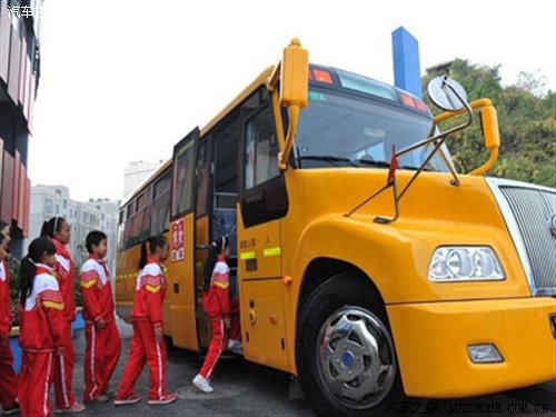 政協(xié)委員建議昆明校車(chē)接送學(xué)生緩解擁堵(圖)