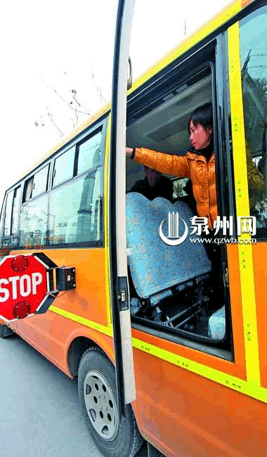 記者體驗泉州的國標校車 時速40公里平穩(wěn)無顛簸(圖) 記者體驗泉州的國標校車 時速40公里平穩(wěn)無顛簸(圖)
