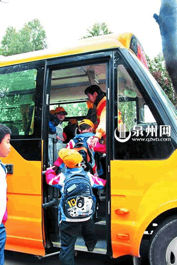 記者體驗泉州的國標校車 時速40公里平穩(wěn)無顛簸(圖) 記者體驗泉州的國標校車 時速40公里平穩(wěn)無顛簸(圖)