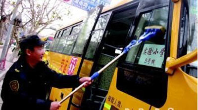 每輛虧7000 青島校車運(yùn)營(yíng)難(圖)