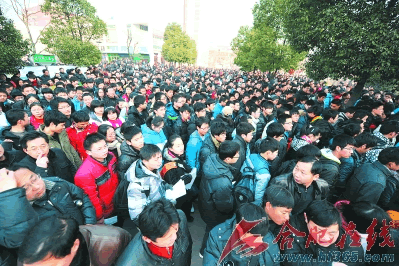 高?！捌鈶?zhàn)”時(shí)事新聞多 校車(chē)安全成考題