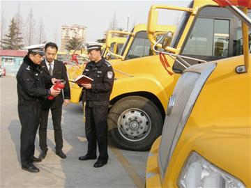 青島排查全市校車(chē) “大鼻子”無(wú)一起違法(圖)