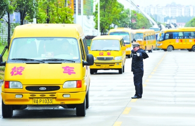 武漢實(shí)行校車(chē)戶(hù)籍化管理/ 武漢實(shí)行校車(chē)戶(hù)籍化管理