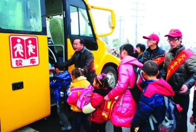 太倉首批“大鼻子”校車服務(wù)農(nóng)民工小學(xué)(圖) 太倉首批“大鼻子”校車服務(wù)農(nóng)民工小學(xué)(圖)