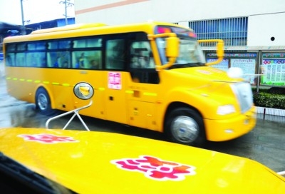 太倉首批“大鼻子”校車服務(wù)農(nóng)民工小學(xué)(圖) 太倉首批“大鼻子”校車服務(wù)農(nóng)民工小學(xué)(圖)