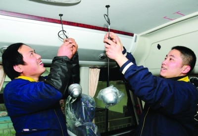 太倉首批“大鼻子”校車服務(wù)農(nóng)民工小學(xué)(圖) 太倉首批“大鼻子”校車服務(wù)農(nóng)民工小學(xué)(圖)