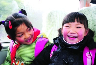 太倉首批“大鼻子”校車服務(wù)農(nóng)民工小學(xué)(圖) 太倉首批“大鼻子”校車服務(wù)農(nóng)民工小學(xué)(圖)