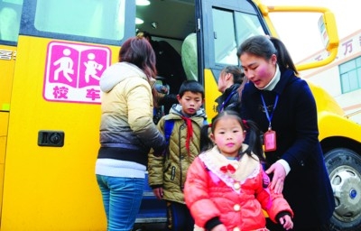 太倉首批“大鼻子”校車服務(wù)農(nóng)民工小學(xué)(圖) 太倉首批“大鼻子”校車服務(wù)農(nóng)民工小學(xué)(圖)