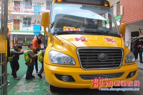 北塔區(qū)某幼兒園引進我市第一臺“大鼻子”校車(圖) 北塔區(qū)某幼兒園引進我市第一臺“大鼻子”校車(圖)