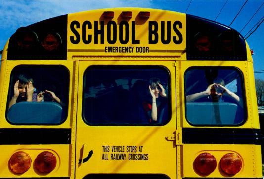 美國校車:一項(xiàng)延續(xù)百余年的安全工程(圖) 美國校車:一項(xiàng)延續(xù)百余年的安全工程(圖)