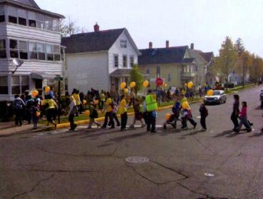 美國校車:一項(xiàng)延續(xù)百余年的安全工程(圖) 美國校車:一項(xiàng)延續(xù)百余年的安全工程(圖)