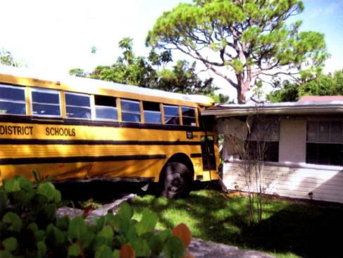 美國校車:一項(xiàng)延續(xù)百余年的安全工程(圖) 美國校車:一項(xiàng)延續(xù)百余年的安全工程(圖)