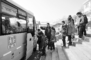 蔣婉求:校車行駛該有特權(quán) 司機(jī)可享受教師待遇(圖) 蔣婉求:校車行駛該有特權(quán) 司機(jī)可享受教師待遇(圖)
