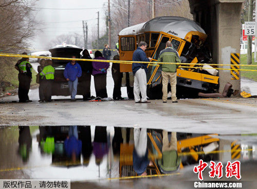 美國印第安納發(fā)生校車撞橋墩事故 致2死12傷 美國印第安納發(fā)生校車撞橋墩事故 致2死12傷