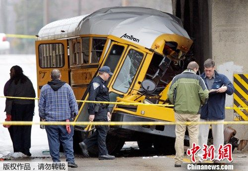 美國印第安納發(fā)生校車撞橋墩事故 致2死12傷 美國印第安納發(fā)生校車撞橋墩事故 致2死12傷