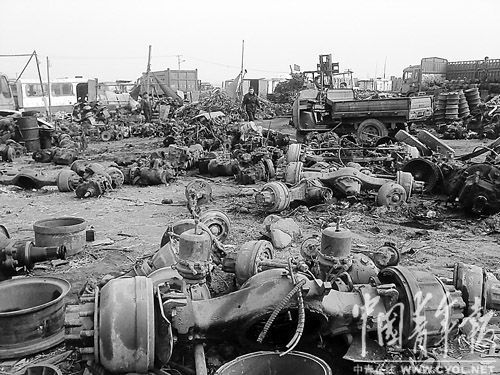 翻新車部分流入農(nóng)村成校車(圖) 翻新車部分流入農(nóng)村成校車(圖)