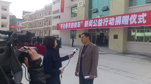 帝王潔具開(kāi)啟四川“開(kāi)往春天的校車”公益行動(dòng)(圖)