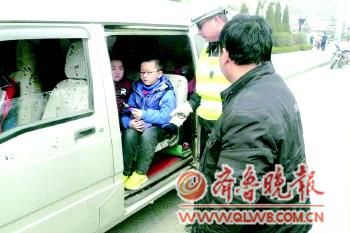 “校車”超載   駕駛員被罰(圖)