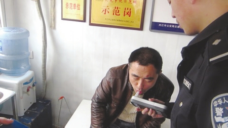 幼兒園校車司機(jī)酒后駕駛接學(xué)生途中出車禍