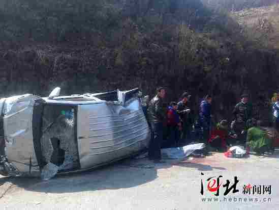 青龍:發(fā)生校車側(cè)翻事故 3人死亡15人受傷(圖) 青龍:發(fā)生校車側(cè)翻事故 3人死亡15人受傷(圖)