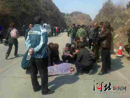 青龍:發(fā)生校車側(cè)翻事故 3人死亡15人受傷(圖) 青龍:發(fā)生校車側(cè)翻事故 3人死亡15人受傷(圖)