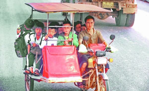 破爛不堪的“校車”一路會歷多少險?