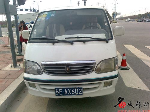 一天之內(nèi)攔截兩輛超員“黑校車”