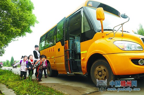 信豐一幼兒園新校車(chē)定點(diǎn)定時(shí)接送鄉(xiāng)村學(xué)童 確保安全 信豐一幼兒園新校車(chē)定點(diǎn)定時(shí)接送鄉(xiāng)村學(xué)童 確保安全