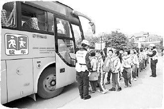 《校車安全管理?xiàng)l例》校車享特權(quán)