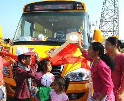 潑水節(jié)瑞麗獲贈(zèng)校車