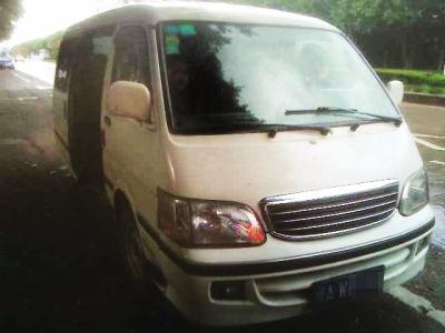 “黑校車”被查 司機稱車上8人都是他的孩子 “黑校車”被查 司機稱車上8人都是他的孩子