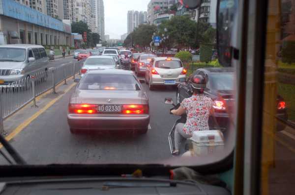 校車感受不到“道路優(yōu)先權(quán)” 一路無(wú)車避讓