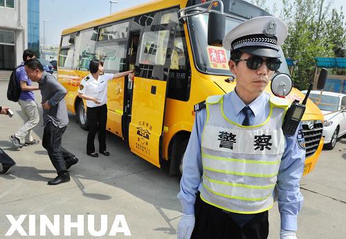 青島:“護(hù)校安園”改善校車出行環(huán)境 青島:“護(hù)校安園”改善校車出行環(huán)境