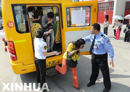 青島:“護(hù)校安園”改善校車出行環(huán)境 青島:“護(hù)校安園”改善校車出行環(huán)境