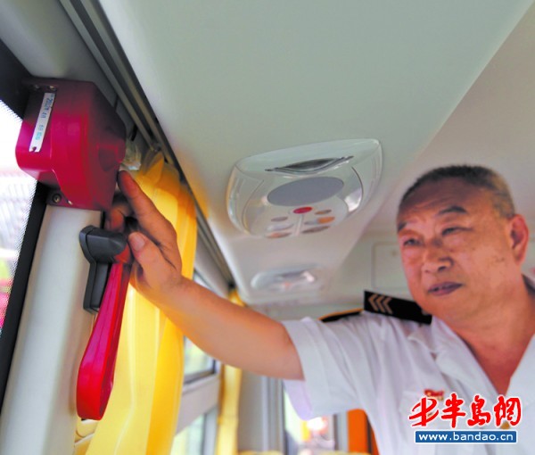 青島:郊區(qū)學(xué)生坐校車每月70元(圖) 青島:郊區(qū)學(xué)生坐校車每月70元(圖)