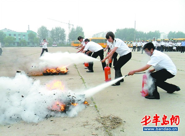 校車消防演練，40秒50人“逃生”(圖)