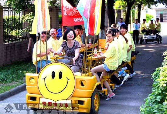 以校車為創(chuàng)意　師生自創(chuàng)拉風(fēng)自行車 