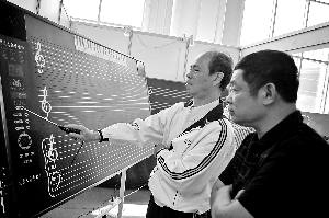 帶“黑匣子”的校車(組圖)