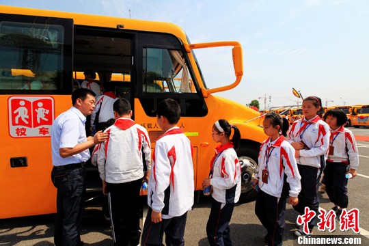 校車條例催生中國(guó)大陸校車購(gòu)買潮(組圖) 校車條例催生中國(guó)大陸校車購(gòu)買潮(組圖)