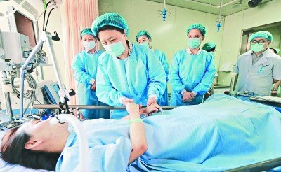 劉延?xùn)|代表黨中央國務(wù)院看望慰問最美女教師張麗莉