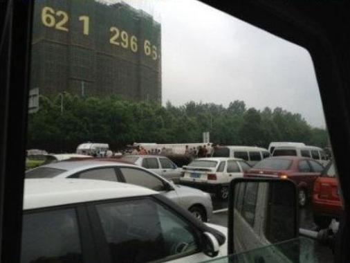 網友現場播報：成都幼兒園客車側翻（圖）