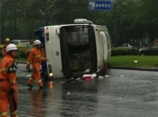 網友現場播報：成都幼兒園客車側翻（圖）