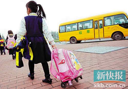 人販子假扮校車(chē)司機(jī) 開(kāi)進(jìn)小區(qū)接孩子 人販子假扮校車(chē)司機(jī) 開(kāi)進(jìn)小區(qū)接孩子