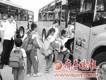 大鼻子校車開進山溝(圖)