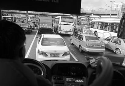 與校車搶道多發(fā)生 校車優(yōu)先如何保障？