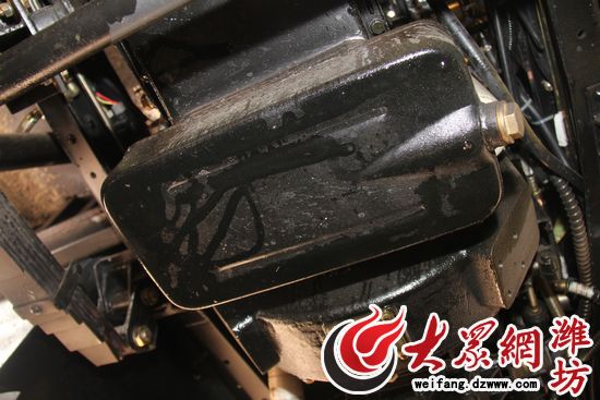 揚(yáng)子校車(chē)遭遇質(zhì)量門(mén) 新?lián)Q校車(chē)又現(xiàn)發(fā)動(dòng)機(jī)漏油(圖) 揚(yáng)子校車(chē)遭遇質(zhì)量門(mén) 新?lián)Q校車(chē)又現(xiàn)發(fā)動(dòng)機(jī)漏油(圖)